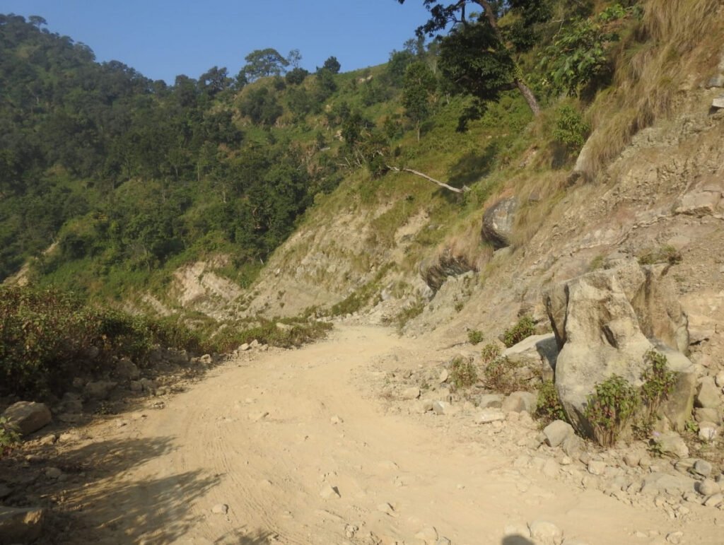 वर्षौंदेखि अलपत्र परेका सडकका ठेक्का तोडिँदै