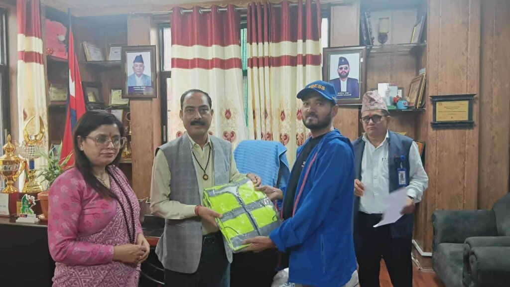 पत्रकारहरुको पेशागत सुरक्षाका लागि भीमदत्तद्वारा प्रेस ज्याकेट र क्याप हस्तान्तरण
